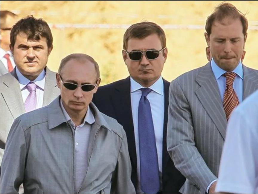 普京大帝的保镖，长相不许出众，身高体重有要