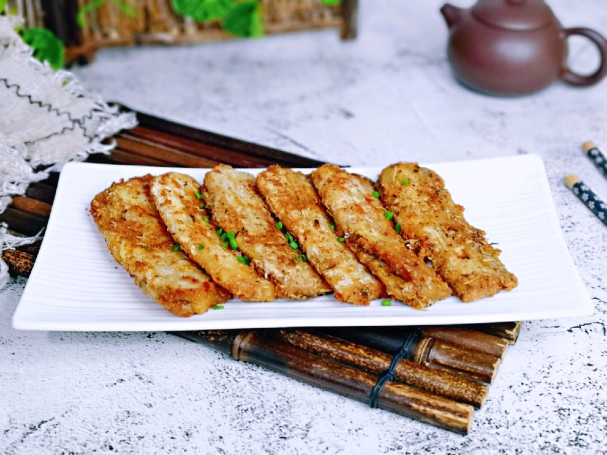 带鱼加入孜然和迷迭香煎一煎，味道丰富，外酥里嫩真好吃