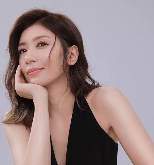 賈靜雯一直堅持健身，被英國媒體稱贊：外表比實際年齡小一板