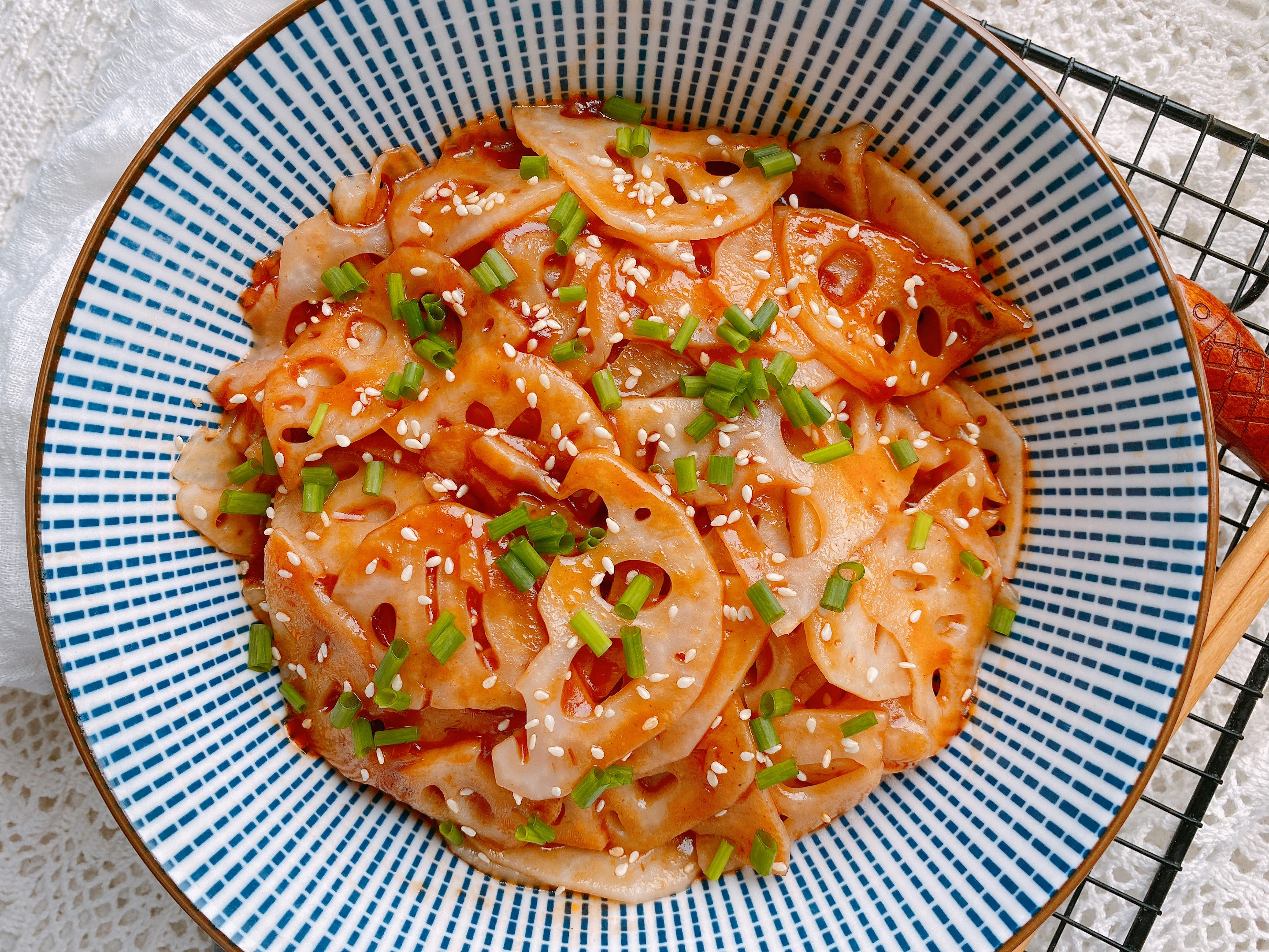 夏季开胃菜糖醋藕，掌握3个重点，色泽红亮不发黑，口感脆嫩酸甜