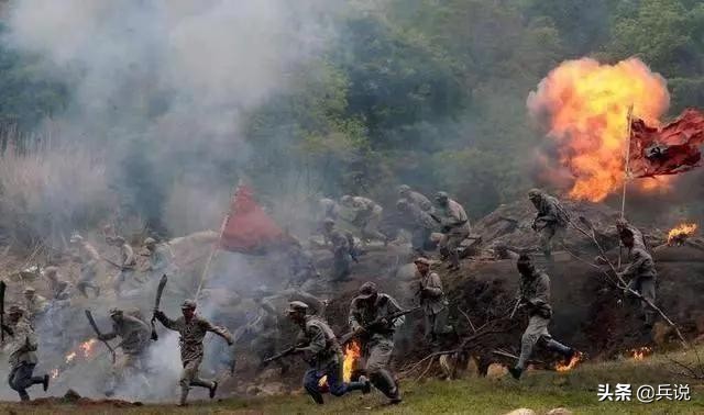 陈锡联路上撒大洋，敌人争抢，红军杀回马枪，