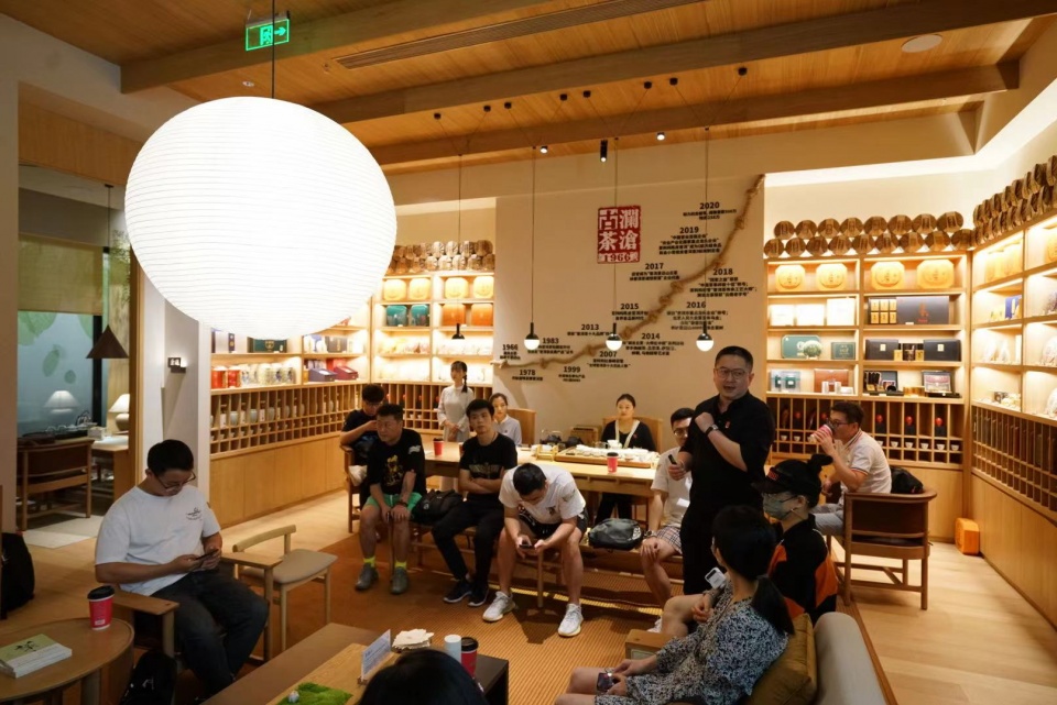 重庆新光天地首家澜沧古茶城市会客厅上茶迎客