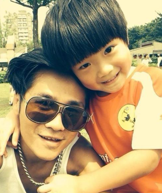 曹格12歲兒子長大啦！ 逆襲成帥氣鮮肉，梳爸爸同款油頭顯成熟