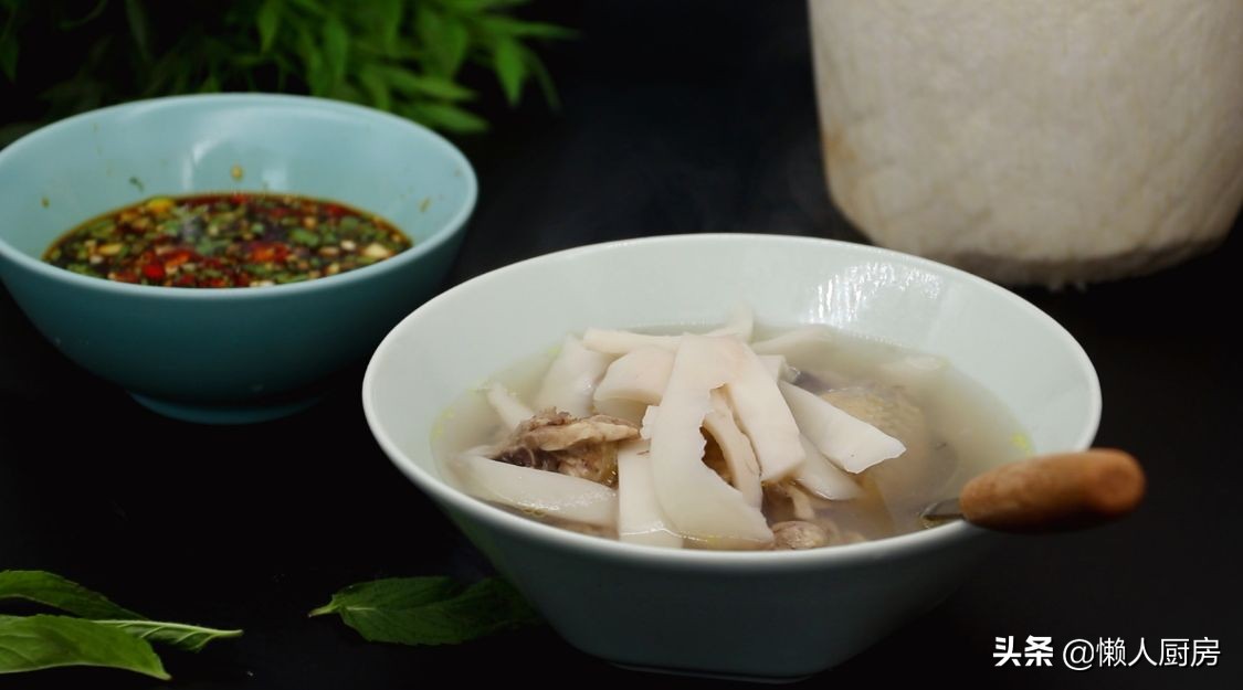 碰到這椰子別手軟，價格便宜，人人吃得起，塞進一隻雞，解饞