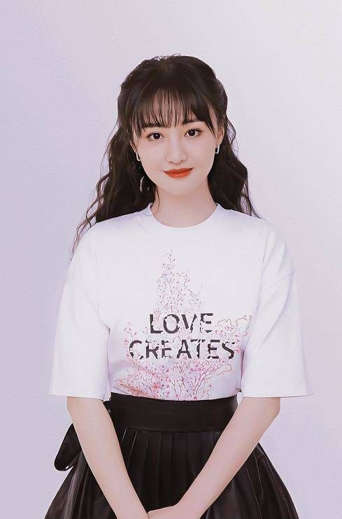 郑爽真适合微胖身材，多肉脸饱满甜美，少女装