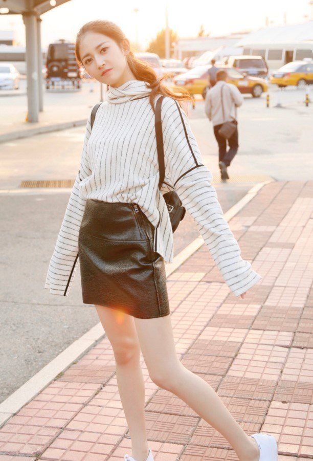 唐嫣旗下最火的女星，穿高跟鞋要搭白袜子，一点也不丑还巨显腿细