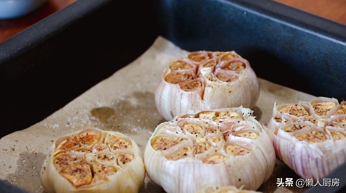 這是烤箱版烤大蒜頭的做法，比碳烤得更省事，軟糯鹹香