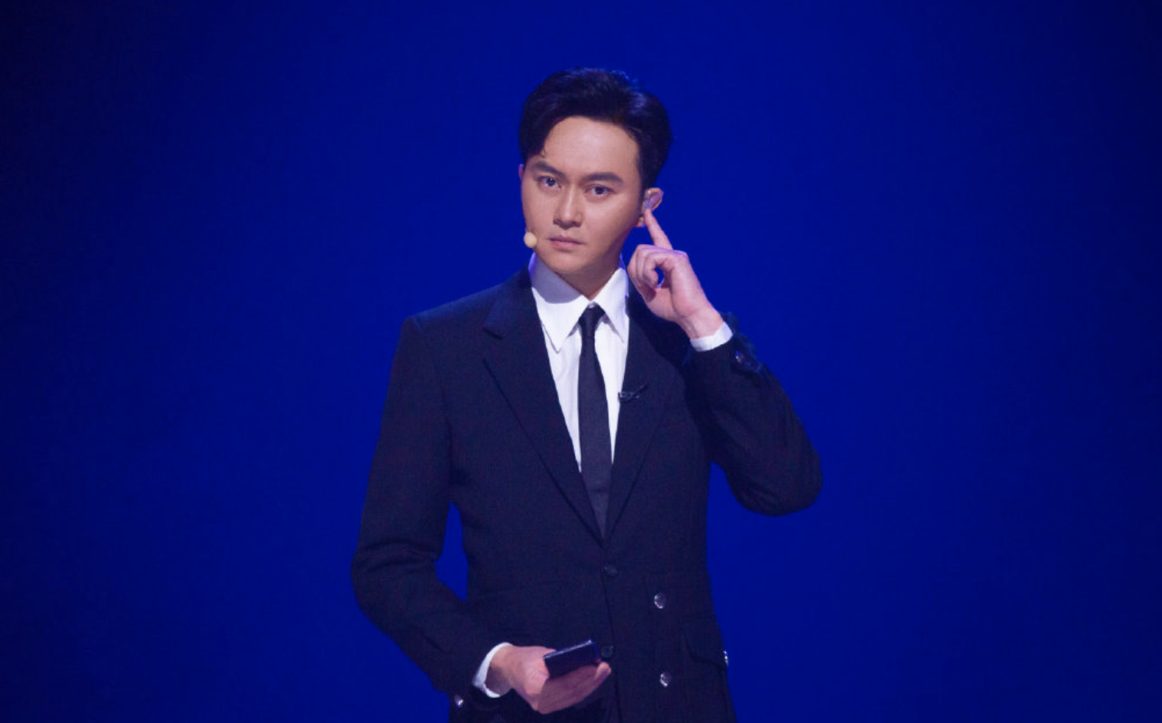 张智霖被獒犬送袁咏仪人偶，调侃很恐怖，靓靓追老公综艺犯花痴