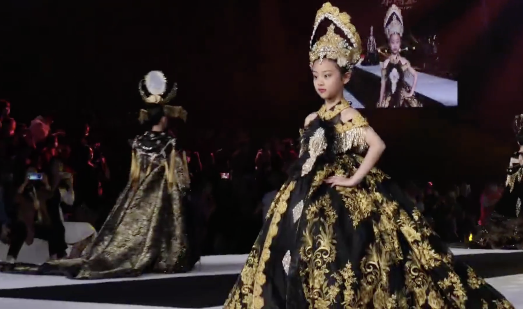 甜馨小考拉Jaden同台走秀超有範兒，李小璐鐘麗緹台下觀看陪女兒