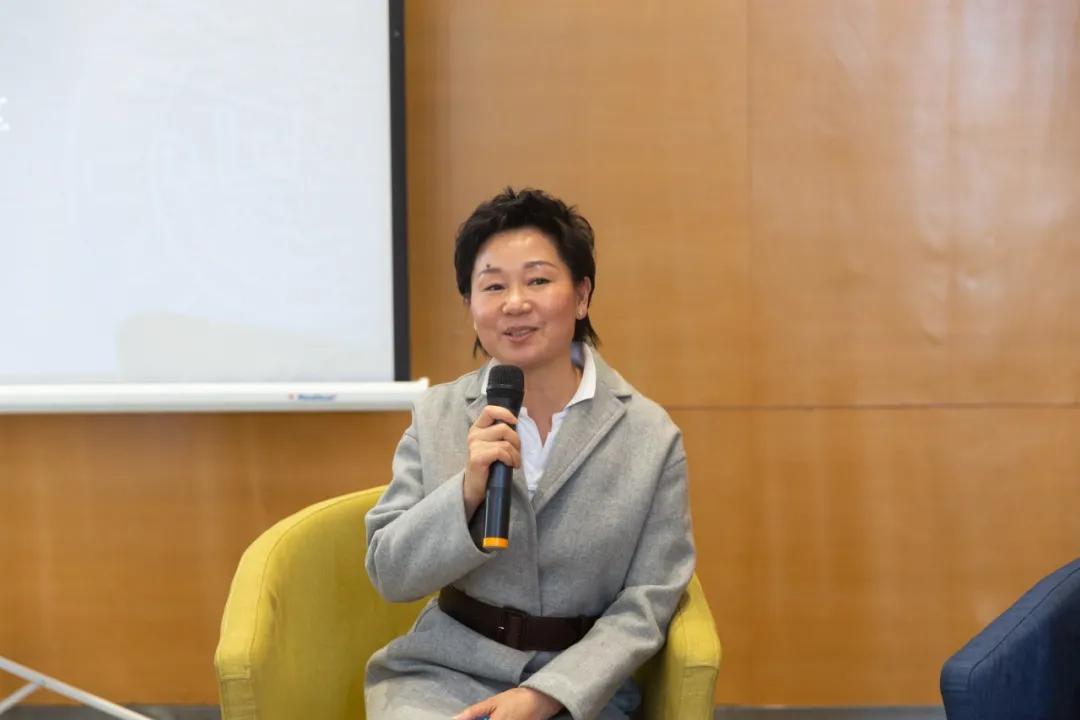 陈晓敏率先解答了众人的疑惑,她表示女性创业和男性相比更重视稳健