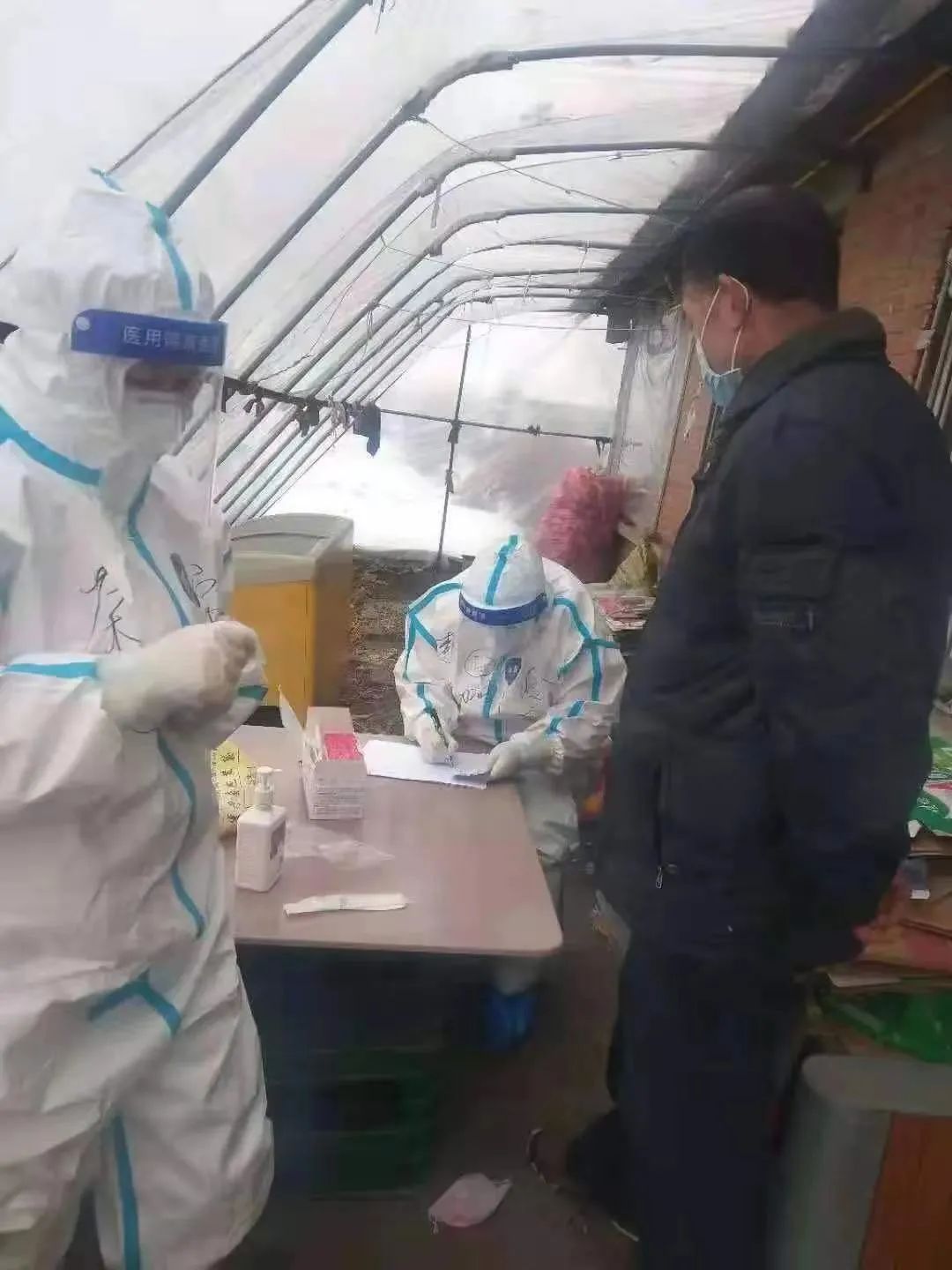 “战”疫连线 | 参与核酸采集，省荣军一院医护人员好样的