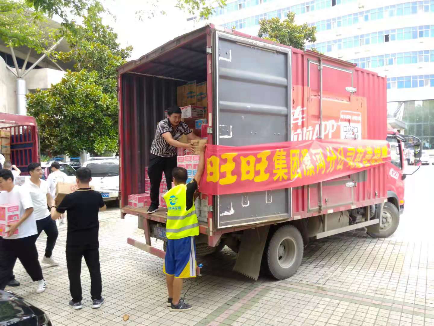 暴雨见证：有人替你负重前行