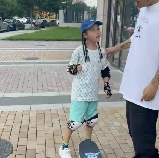离婚后解放天性？李小璐编脏辫穿露脐装，嘻哈少女味儿十足
