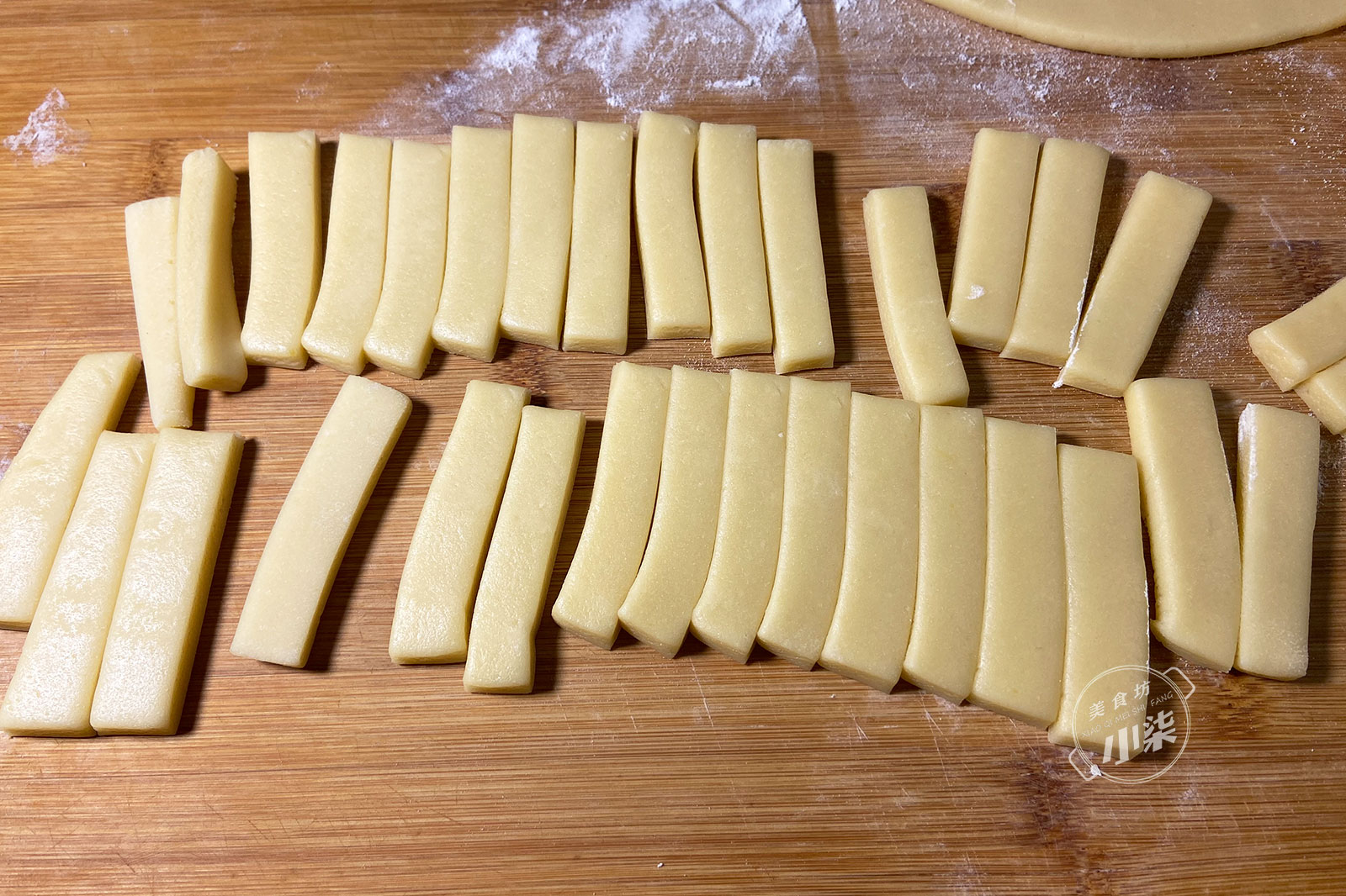 麵粉裡加2個雞蛋，一擀一切個個開口，入口即化，好吃到吮手指