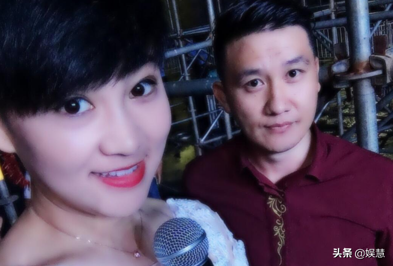 赵本山徒弟胖丫刑满出狱，杨树林痴心不改，独自带女儿苦等爱妻