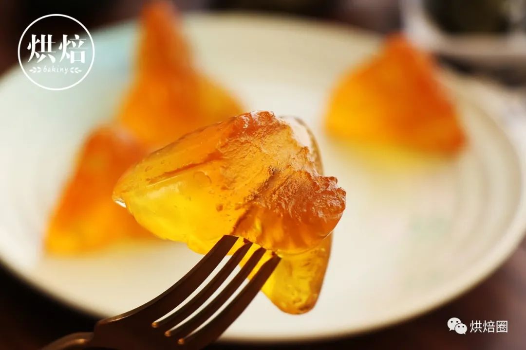 看起来一个能卖一百的水晶粽 实际上是做月饼剩下的糖浆做的