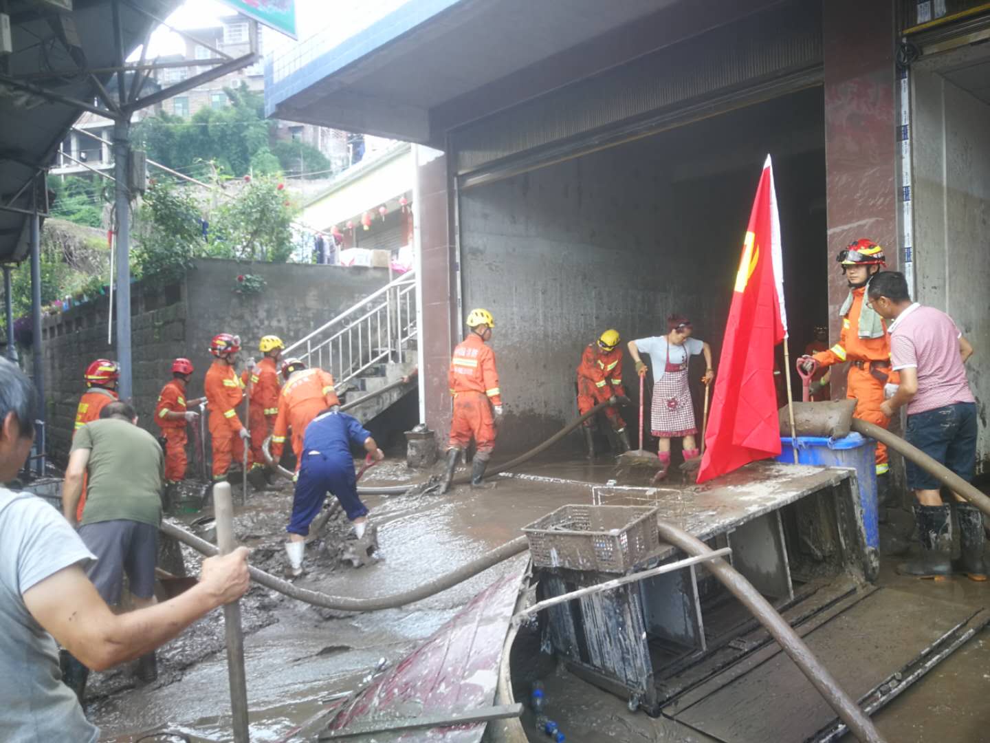 四川|云南消防官兵支援四川宜宾市翠屏区思坡镇灾后清淤和恢复生产生活工作