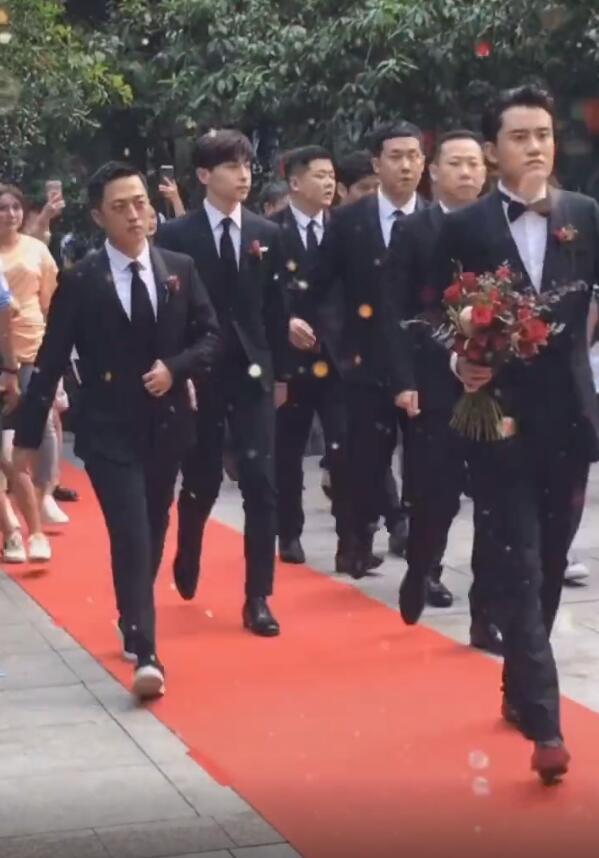 邓伦又当伴郎！穿帅气西装提礼物一路小跑，戴清宫头饰被伴娘捉弄