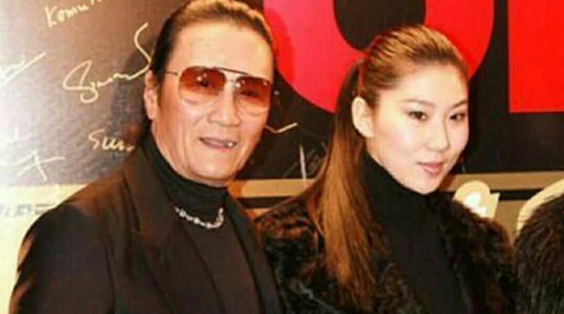 84岁谢贤终于摘下墨镜，面瘦肌黄似农民，喉咙大