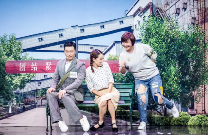 BUG|《你好，李焕英》的伦理BUG 不争气的贾晓玲凭什么要换掉自己的爸爸？