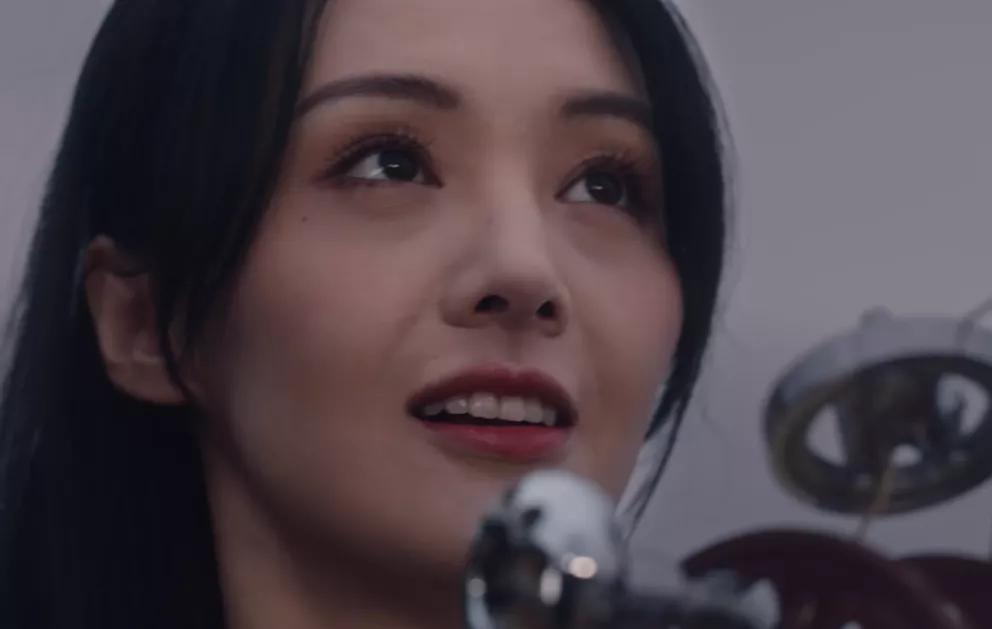 郑爽蔡徐坤代言之争升级，官方嘲讽最致命，粉丝晒假货太虚荣