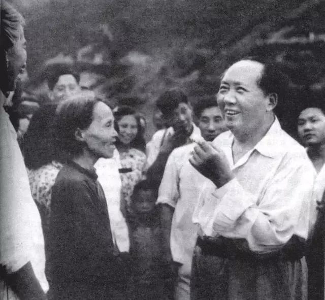 石匠邹普勋是毛泽东的邻居，建国后进京求签名，毛主席送他两行字