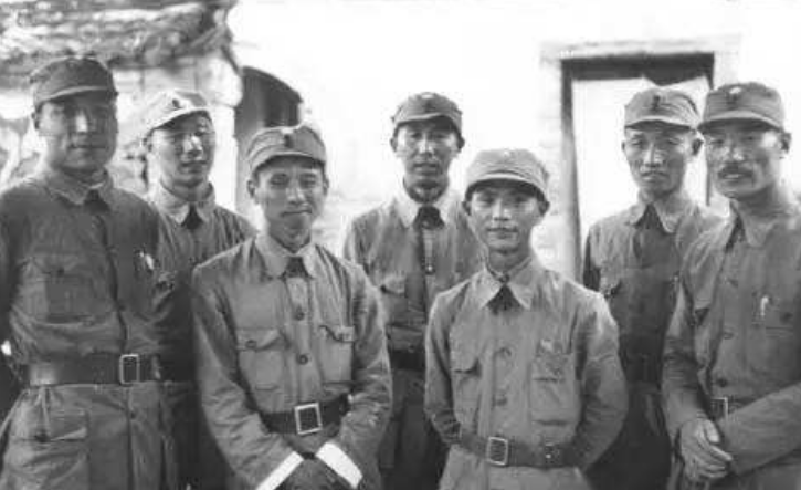 老人拜访军区司令，不料被挡在门外，司令 知道