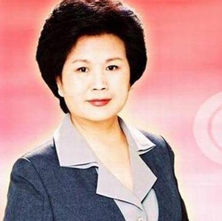 她主持《新闻联播》零失误，曾获金话筒奖，却