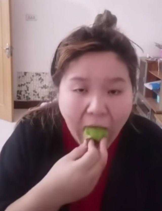 直播界女王华丽逆袭！郭老师减肥成功，黑色长裙显苗条