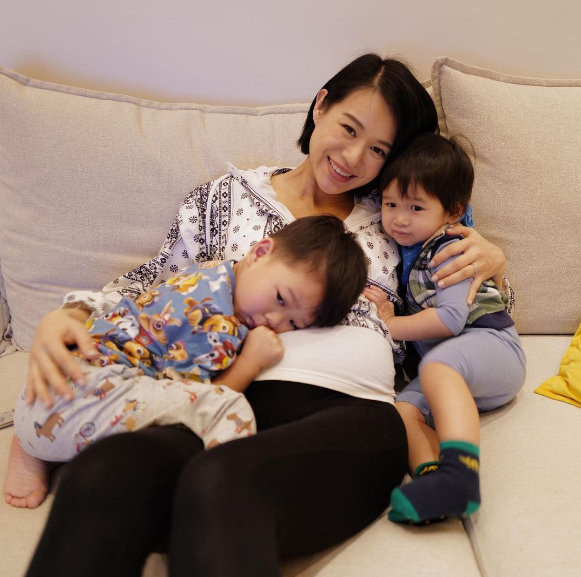 胡杏兒老公帶倆兒子拜年，奕霆奕霖穿喜慶紅裝，手拉手賣萌超可愛