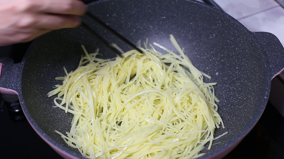 图片[5]-大厨教你土豆最好吃的做法 简单一做 比肉都香-起舞食谱网