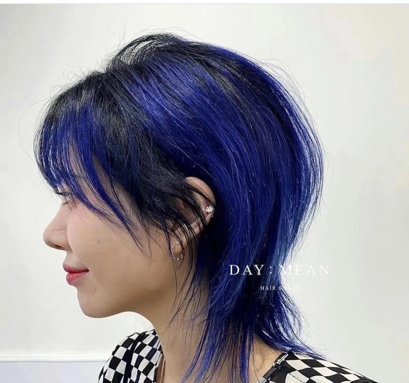 个性的小尾巴短发最大的特点就是发尾处的剪裁,搭配宝蓝色发色时尚感