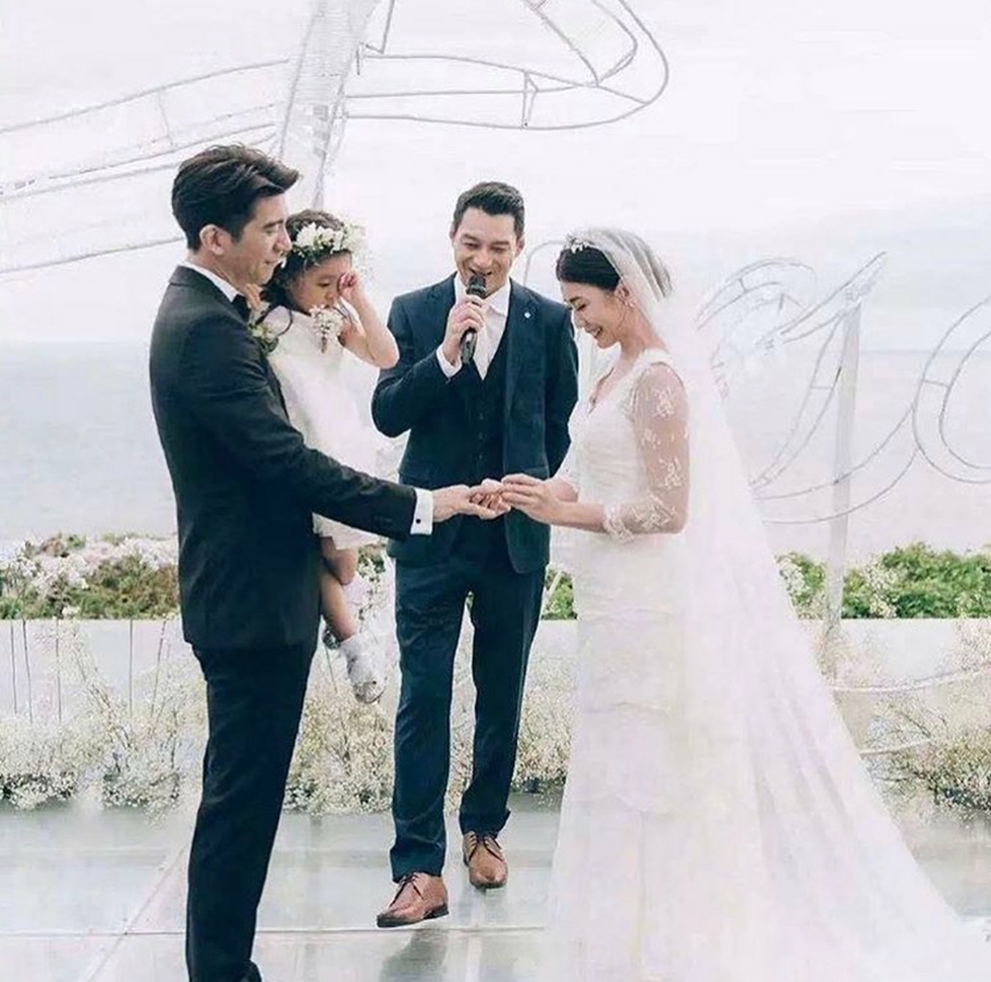 修杰楷变奶爸陪女儿荡秋千，咘咘波妞女汉子画风活泼好动