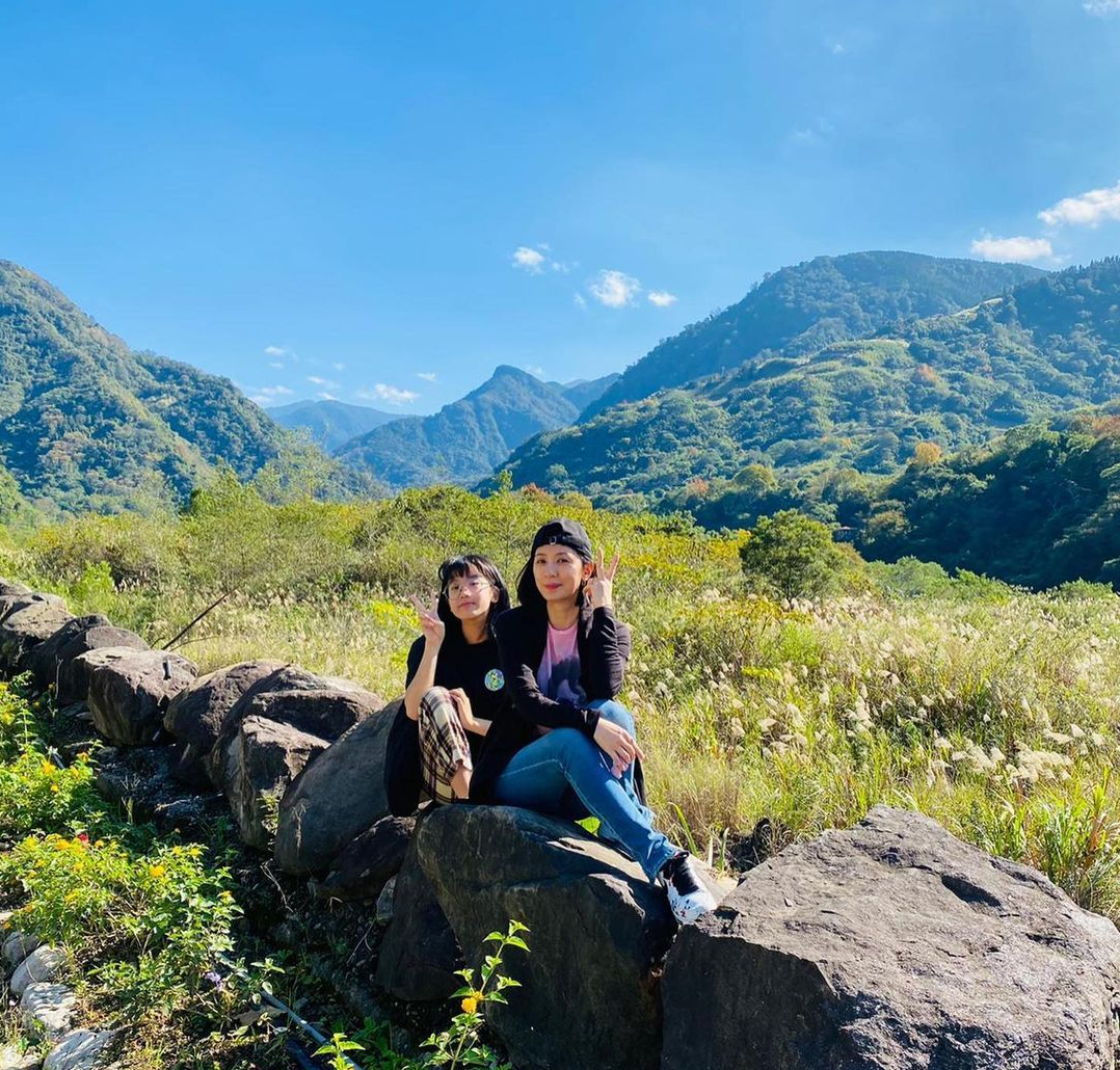 贾静雯一家五口出游，放肆晒梧桐妹正脸，身高超过妈模样却太像爸