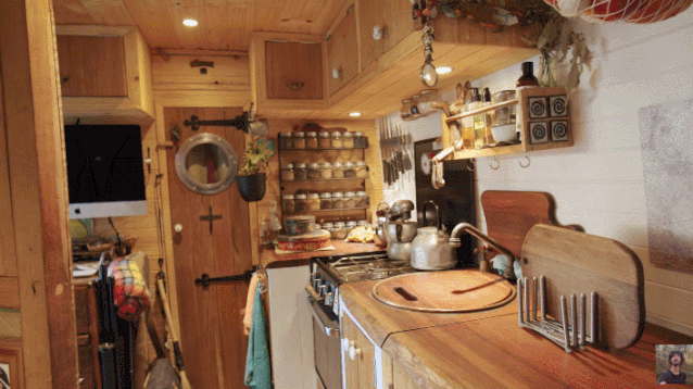 64岁老太不结婚，卖了豪宅住进8㎡蜗居，却过上