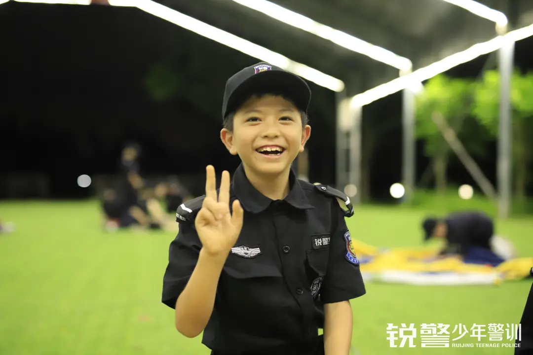 锐警少年警训夏令营：勇往直前，少年英姿勃发