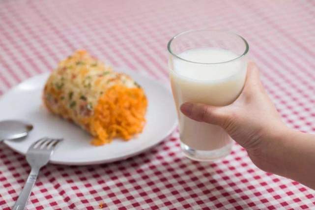 研究发现喝牛奶会增加患乳腺癌危险？营养师：这2种奶可以选