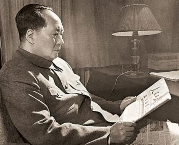 毛岸英牺牲后，毛主席曾离京休养，后来清理他遗物时，发现一柜子