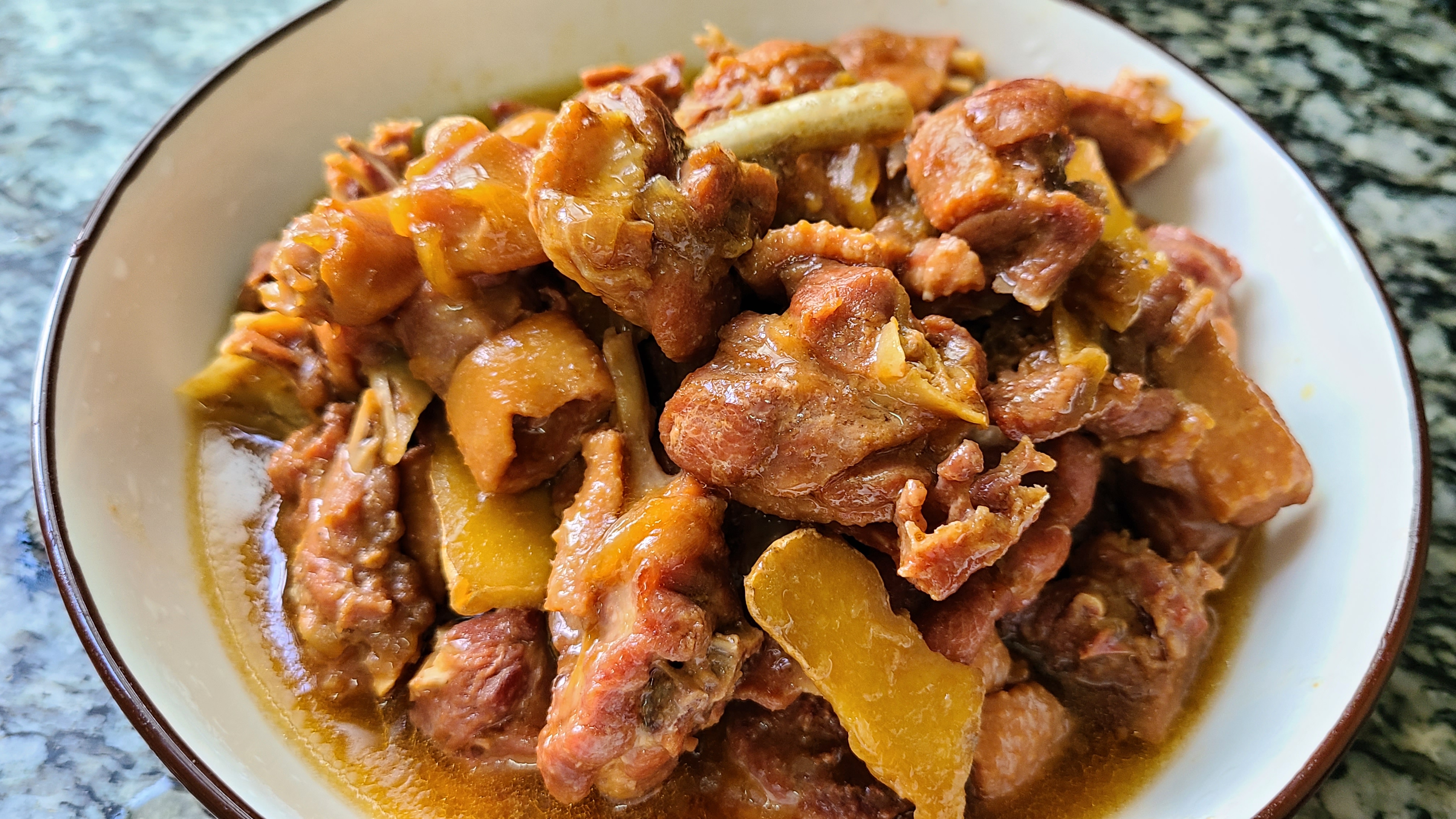 电饭煲焖鸭，不放水也能做，做法跟配方都告诉你，香味浓味道好