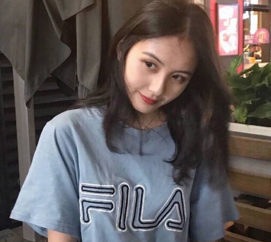 王思聪深夜牵手美女，对方不是甜仇，这是又换