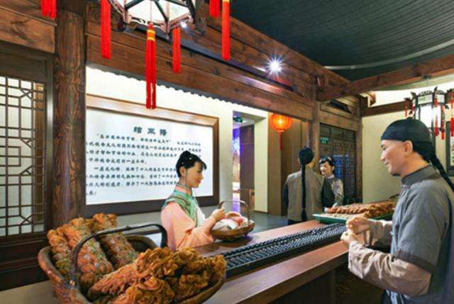 一个包子卖到24元，一碟花生米58元的公司，现在