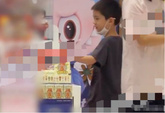 霍思燕晒照为嗯哼庆生，7岁嗯哼变清爽小帅哥，越长越像爸爸杜江