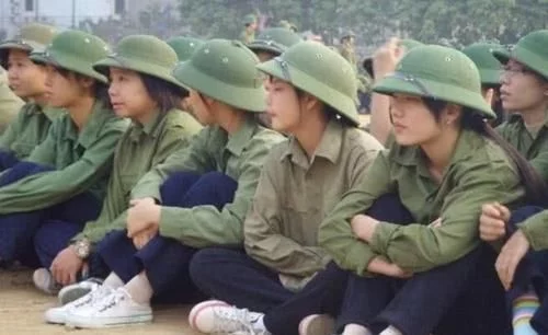 越南女兵入伍体检：什么都可以接受，唯独这一