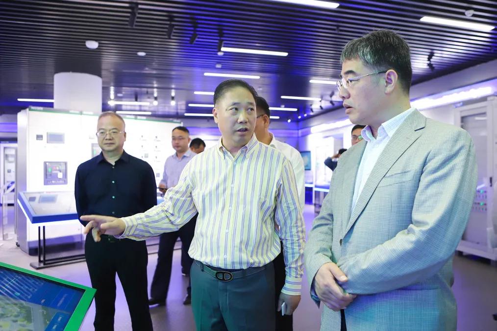 葫芦岛市委常委、统战部部长甄国强点赞正泰创新发展