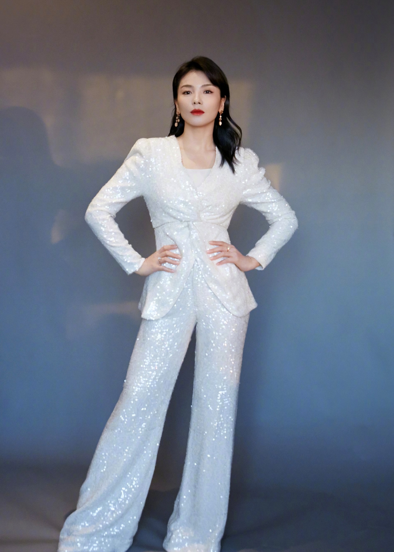 刘涛终于有了新身份，穿亮片西装化身“霸总”