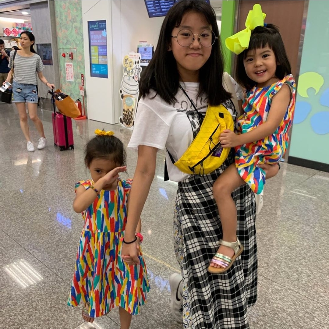 梧桐妹晒与家人同框，咘咘波妞铅笔腿抢镜，贾静雯卖萌毫无违和感