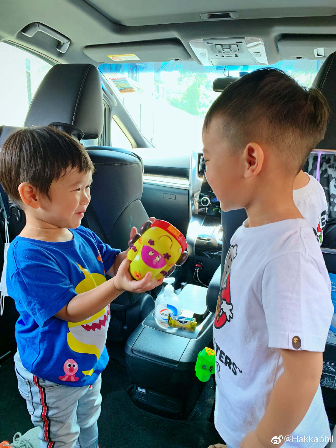 幸福感满满！胡杏儿疑似带二子回家团聚，老公开心晒亲子装