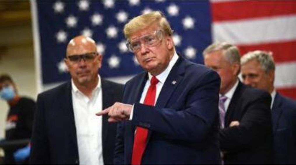 特朗普让医护人员迎战病毒，勇做逆行者，自己