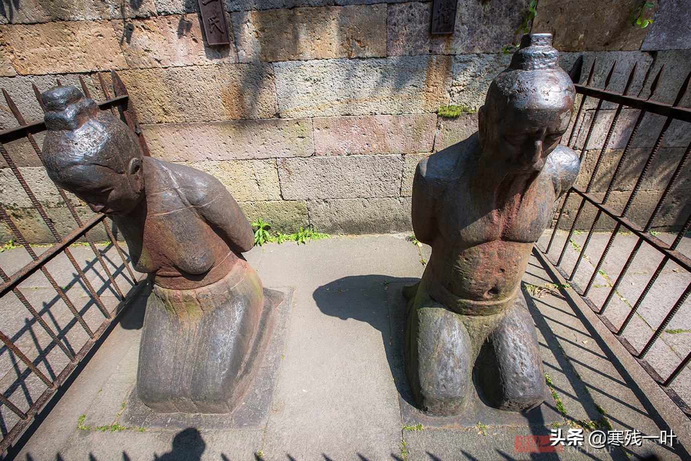 秦桧跪像(杭州岳庙秦桧像跪了800年，其后人要求拆除，网友炸锅景区表态了)