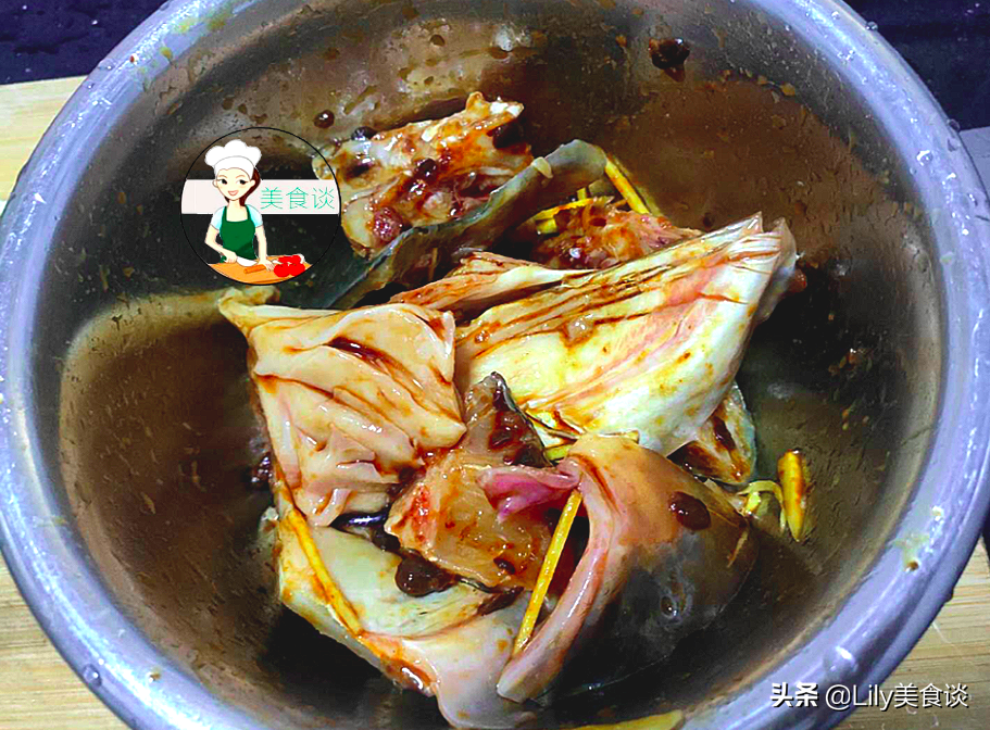 魚頭豆腐煲此做法，不加一滴水，燜一燜就好，鮮香營養，家人愛吃